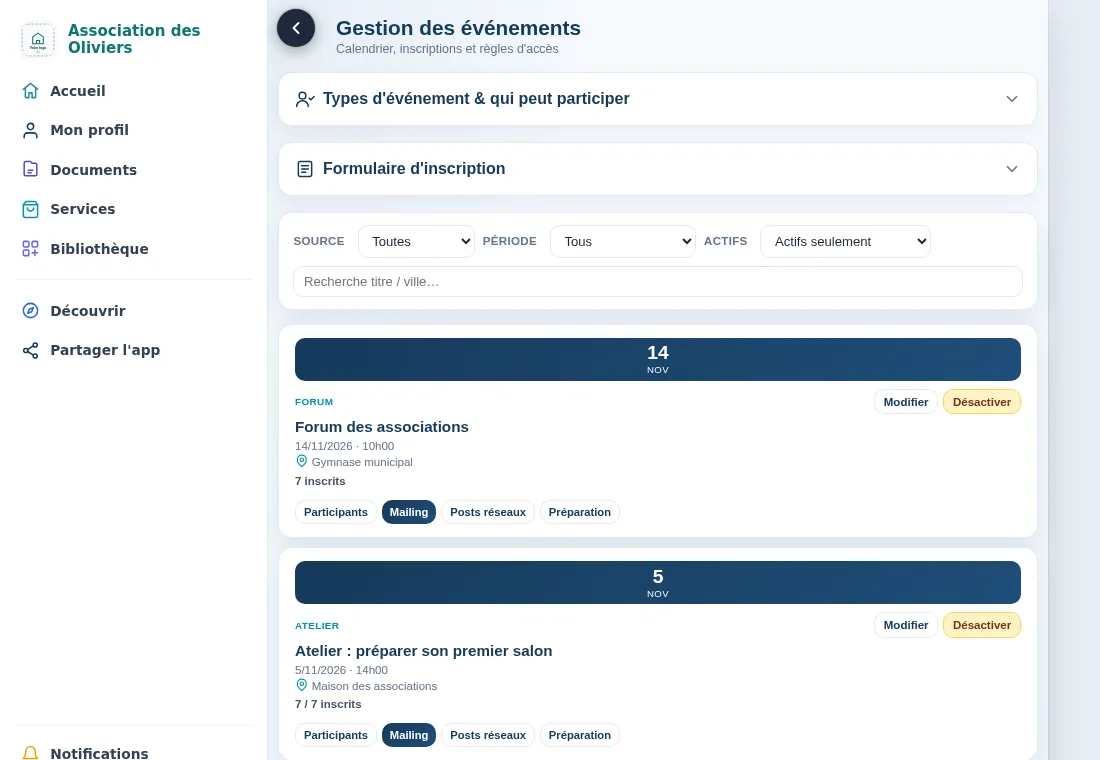 L'écran Gestion des événements sur ordinateur : les panneaux « Types d'événement & qui peut participer » et « Formulaire d'inscription », puis chaque événement en carte avec son titre, sa date, son lieu et le nombre d'inscrits (7 au forum, 7 sur 7 à l'atelier), les boutons Modifier et Désactiver, et les accès Participants, Mailing, Posts réseaux et Préparation.