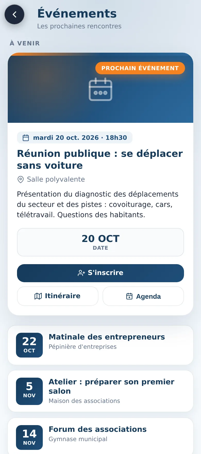 La même page des événements sur téléphone : le prochain événement en grand, avec ses boutons S'inscrire, Itinéraire et Agenda, puis les suivants en cartes.