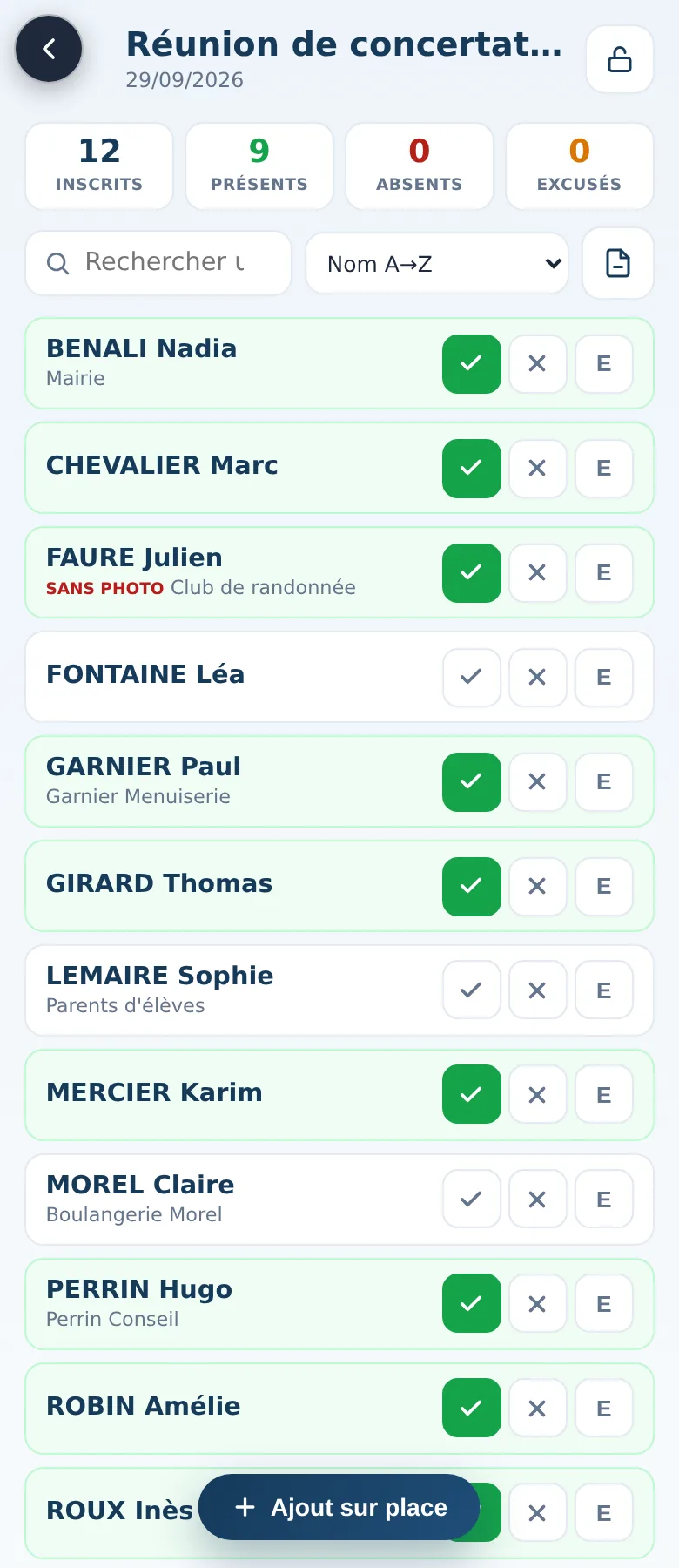 Le pointage d'une réunion de concertation sur téléphone : en haut, 12 inscrits, 9 présents, 0 absent, 0 excusé ; une recherche, un tri par nom et le bouton de la liste en PDF ; puis chaque participant avec son organisation quand il en a une et trois boutons présent, absent, excusé, les présents surlignés en vert, un participant marqué « sans photo », et en bas le bouton Ajout sur place.